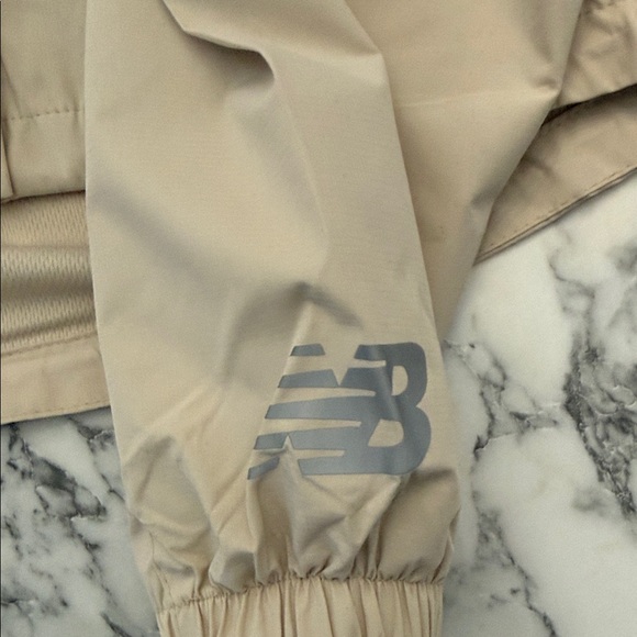 NWT New Balance Beige Cropped Hooded Windbreaker Jacket - L - Picture 3 of 8